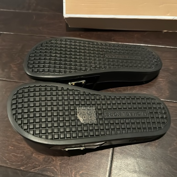 Michael Kors black and gold Jett Sid’s NIB 7M - Picture 3 of 8